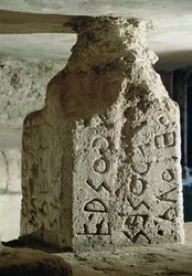 Estela con el texto de una ley sagrada, del Lapis Niger